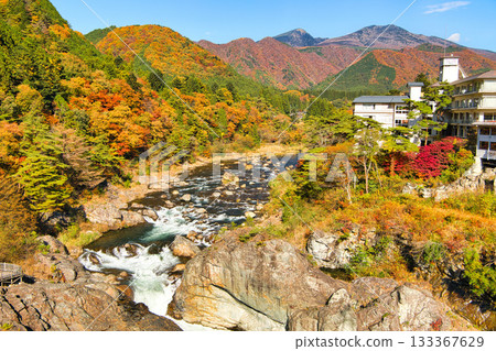 栃木縣日光市的鬼怒川溫泉和鬼怒川，秋葉染成了美麗的色彩。 133367629