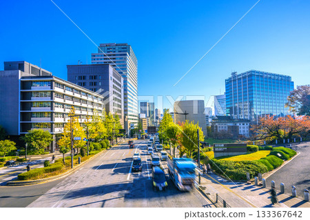 日本東京城市景觀:九段坂。從田谷門一側眺望九段下站、昭和館、九段會館、卡車等(11月21日)。 日本東京城市景觀:九段坂。從田谷門一側眺望九段下站、昭和館、九段會館、卡車等(11月21日)。 133367642