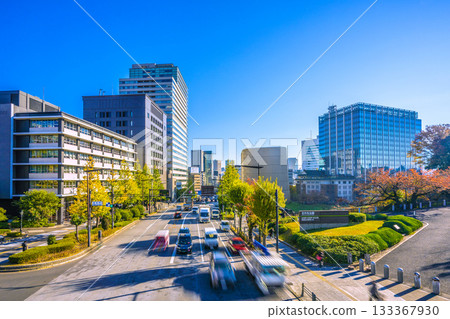 日本東京城市景觀：九段坂。從田安門一側眺望九段下站、昭和館、九段會館等（11月21日） 133367930