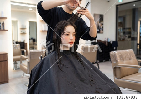 美容院裡的一位女士 133367935