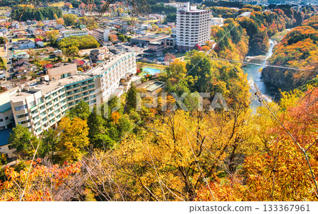 栃木縣日光市的鬼怒川溫泉和鬼怒川，秋葉染成了美麗的色彩。 133367961