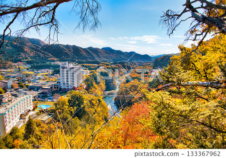 栃木縣日光市的鬼怒川溫泉和鬼怒川,秋葉染成了美麗的色彩。 栃木縣日光市的鬼怒川溫泉和鬼怒川,秋葉染成了美麗的色彩。 133367962