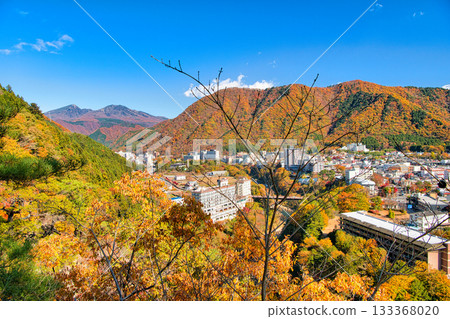 栃木縣日光市的鬼怒川溫泉和鬼怒川,秋葉染成了美麗的色彩。 栃木縣日光市的鬼怒川溫泉和鬼怒川,秋葉染成了美麗的色彩。 133368020