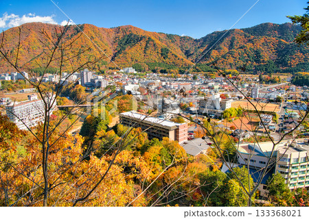 Kinugawa Onsen and the Kinugawa River, dyed in autumn leaves in Nikko City, Tochigi Prefecture 133368021