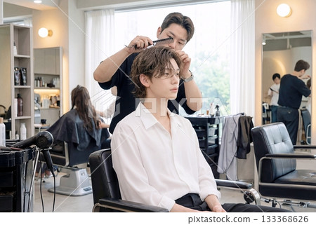 英俊的染髮男子 133368626