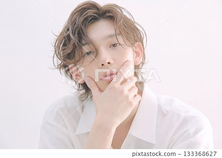 英俊的染髮男子 133368627