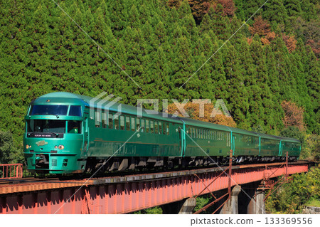 特快列車「由布院之森」(JR九州)駛過第十座寒須川大橋。 特快列車「由布院之森」(JR九州)駛過第十座寒須川大橋。 133369556