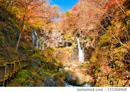 栃木縣日光市，秋葉染紅的浦美瀑布 133369906