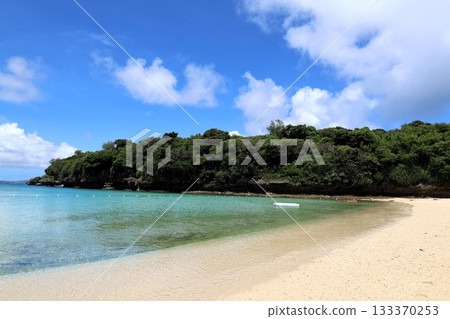 沖繩美麗的無人島海灘 133370253