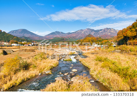 栃木縣日光市－秋葉染紅的日光市景，遠處是大谷川和日光山脈。 133370318
