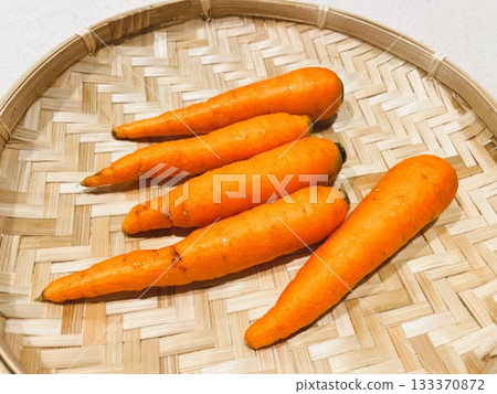 8 small, irregularly sized carrots 8 small, irregularly sized carrots 133370872