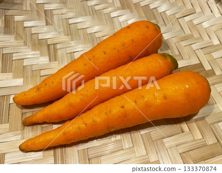 10 small, irregularly sized carrots 10 small, irregularly sized carrots 133370874