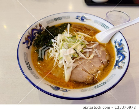 美味的味噌拉麵(含杯子) 美味的味噌拉麵(含杯子) 133370978