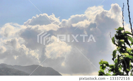 積雨雲籠罩著石垣島的天空。 133372516
