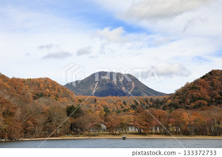 從觀光船上看到的中央寺湖秋葉（栃木縣日光市） 133372733