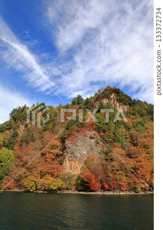 從觀光船上看到的中央寺湖秋葉（栃木縣日光市） 133372734
