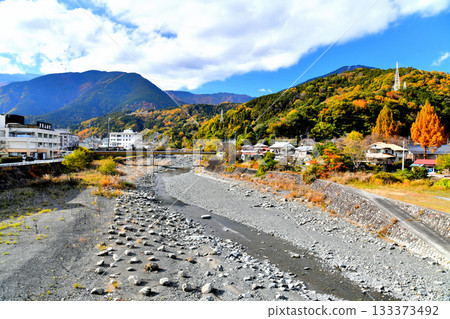 從新名塩橋上游望向身延山（山梨縣身延町）[2025年11月] 133373492