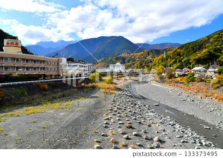 從新名塩橋上游望向身延山（山梨縣身延町）[2025年11月] 133373495