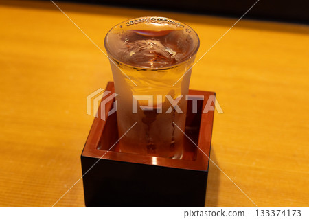 餐廳櫃檯供應的美味清酒 餐廳櫃檯供應的美味清酒 133374173
