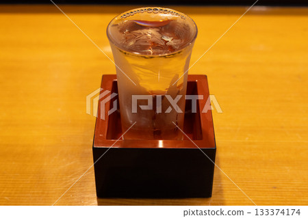 餐廳櫃檯供應的美味清酒 餐廳櫃檯供應的美味清酒 133374174