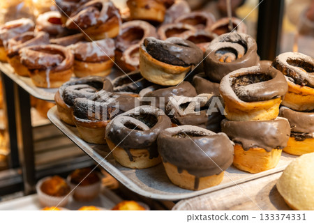 麵包店展示的肉桂捲和巧克力麵包 133374331
