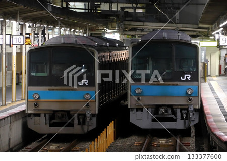 奈良線205系列車在離開京都站前正在接受檢查 奈良線205系列車在離開京都站前正在接受檢查 133377600