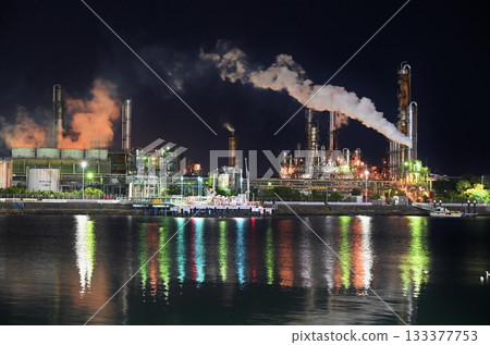Night view of the factory in front of Yokkaichi Dome, Mie Night view of the factory in front of Yokkaichi Dome, Mie 133377753