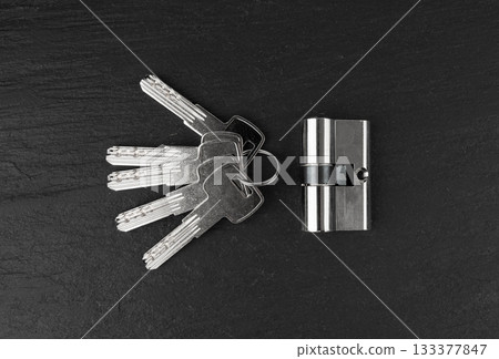 Keys and lock cylinder for door lock. Pin tumbler components ready to replace or repair 133377847