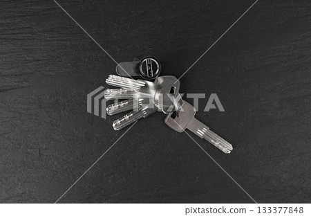 Keys and lock cylinder for door lock. Pin tumbler components ready to replace or repair 133377848