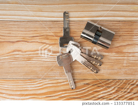 Keys and lock cylinder for door lock. Pin tumbler components ready to replace or repair 133377851