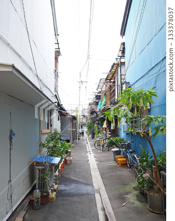 東京市中心一條狹窄的巷子。充滿昭和時代復古氣息的街景。 133378037