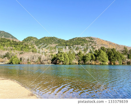 秋日倒映在鏡湖上 133379839