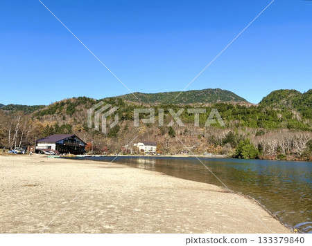 秋日湖畔的寧靜時光 133379840