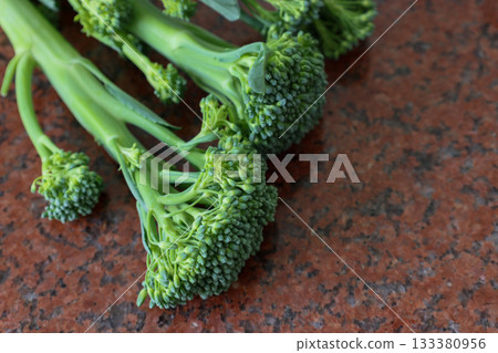 大理石上的西蘭花幹 133380956