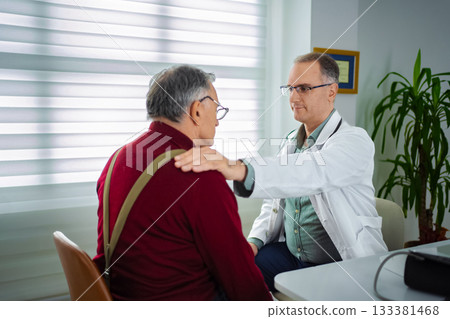 Doctor offers care to an elderly patient in a bright office 133381468