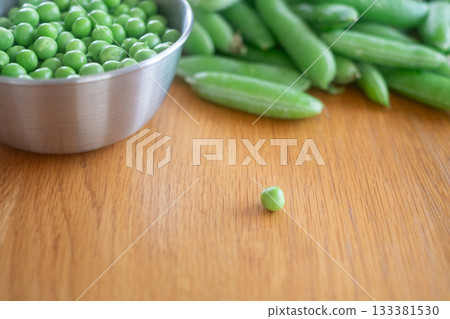 Peeling green peas Peeling green peas 133381530