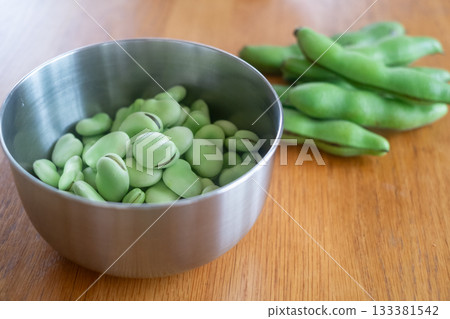 Peeling broad beans 133381542