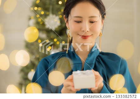 一位年輕的女士帶著禮物 一位年輕的女士帶著禮物 133382572
