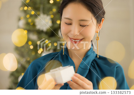 一位年輕的女士帶著禮物 一位年輕的女士帶著禮物 133382573