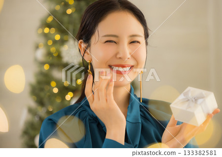 一位年輕的女士帶著禮物 133382581