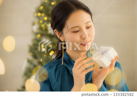 一位年輕的女士帶著禮物 133382582