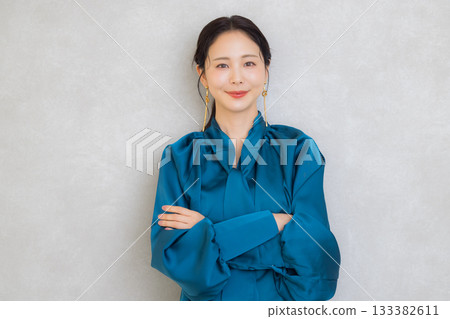 穿藍色襯衫的女人 133382611