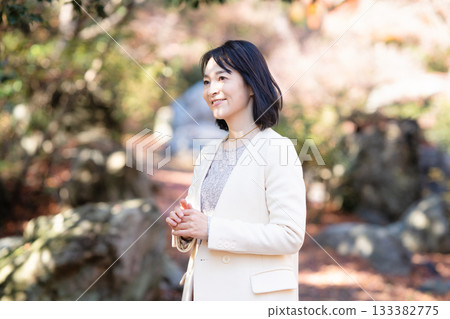 一位中年婦女在秋日的公園漫步 133382775