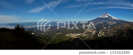 從足座山脈越前山拍攝的駿河灣、南阿爾卑斯山脈和富士山的全景照片 從足座山脈越前山拍攝的駿河灣、南阿爾卑斯山脈和富士山的全景照片 133382890