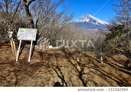從富士見台眺望愛攀山脈的越前山和富士山。 133382904