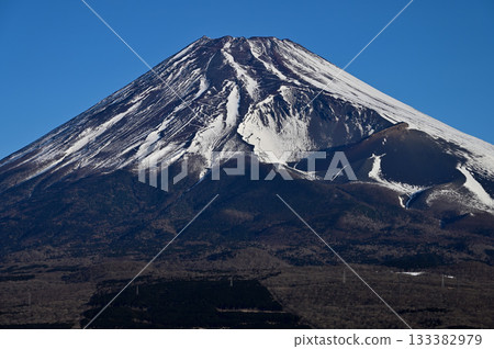 冬季從阿席達卡山脈的越前山眺望富士山和寶榮火山口 冬季從阿席達卡山脈的越前山眺望富士山和寶榮火山口 133382979