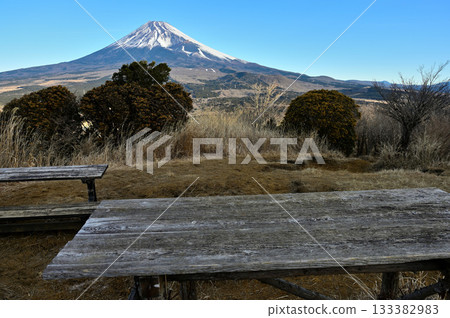 相高山脈的越前山。從設有長椅的馬之瀨展望台眺望富士山。 133382983