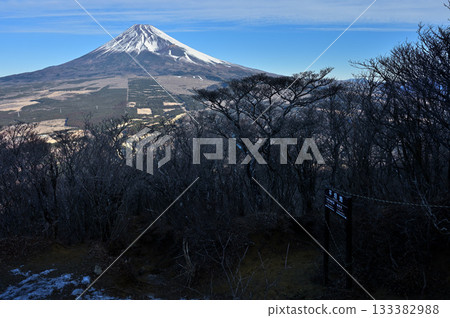 Mount Echizen in the Aitaka Mountains, Mount Fuji seen from the flat ground Mount Echizen in the Aitaka Mountains, Mount Fuji seen from the flat ground 133382988