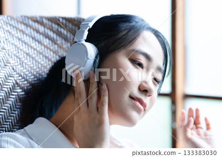聽到與耳機的音樂的一個少婦 133383030