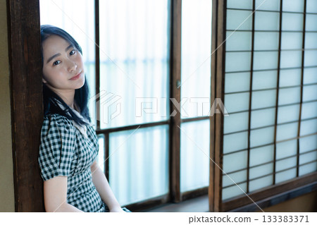在日式房間的窗邊休息的女高中生 133383371